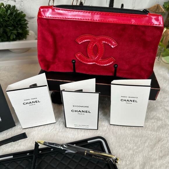 Chanel beauty red velvet cosmetic bag.
Framed Chanel Card, Parfums GIFT SET - Picture 5 of 9